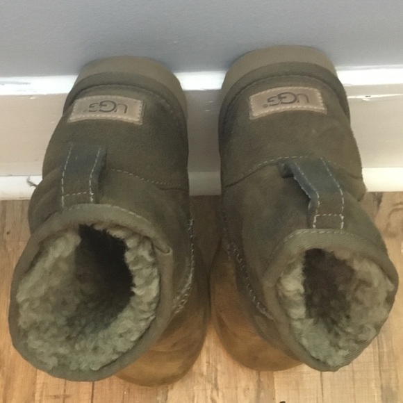 UGGS 🌿 - Picture 3 of 4